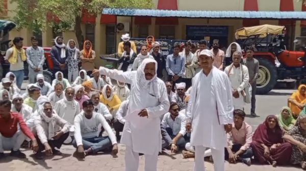पोलाय खुर्द के ग्रामीणों का कलेक्टर कार्यालय में प्रदर्शन, जनसुनवाई व्यवस्था के खिलाफ लगाए नारे
